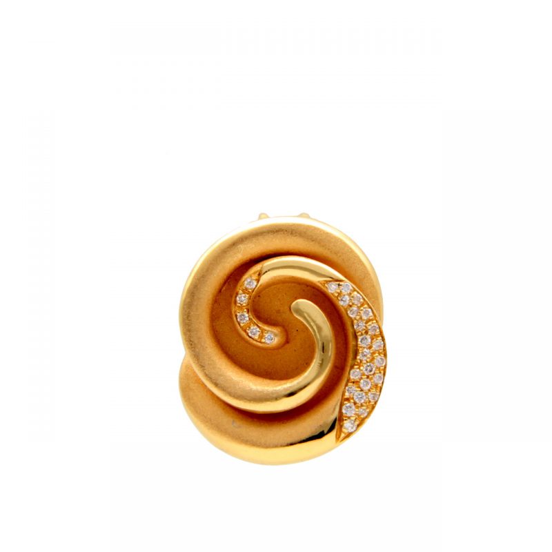 Rose gold pendant with diamonds