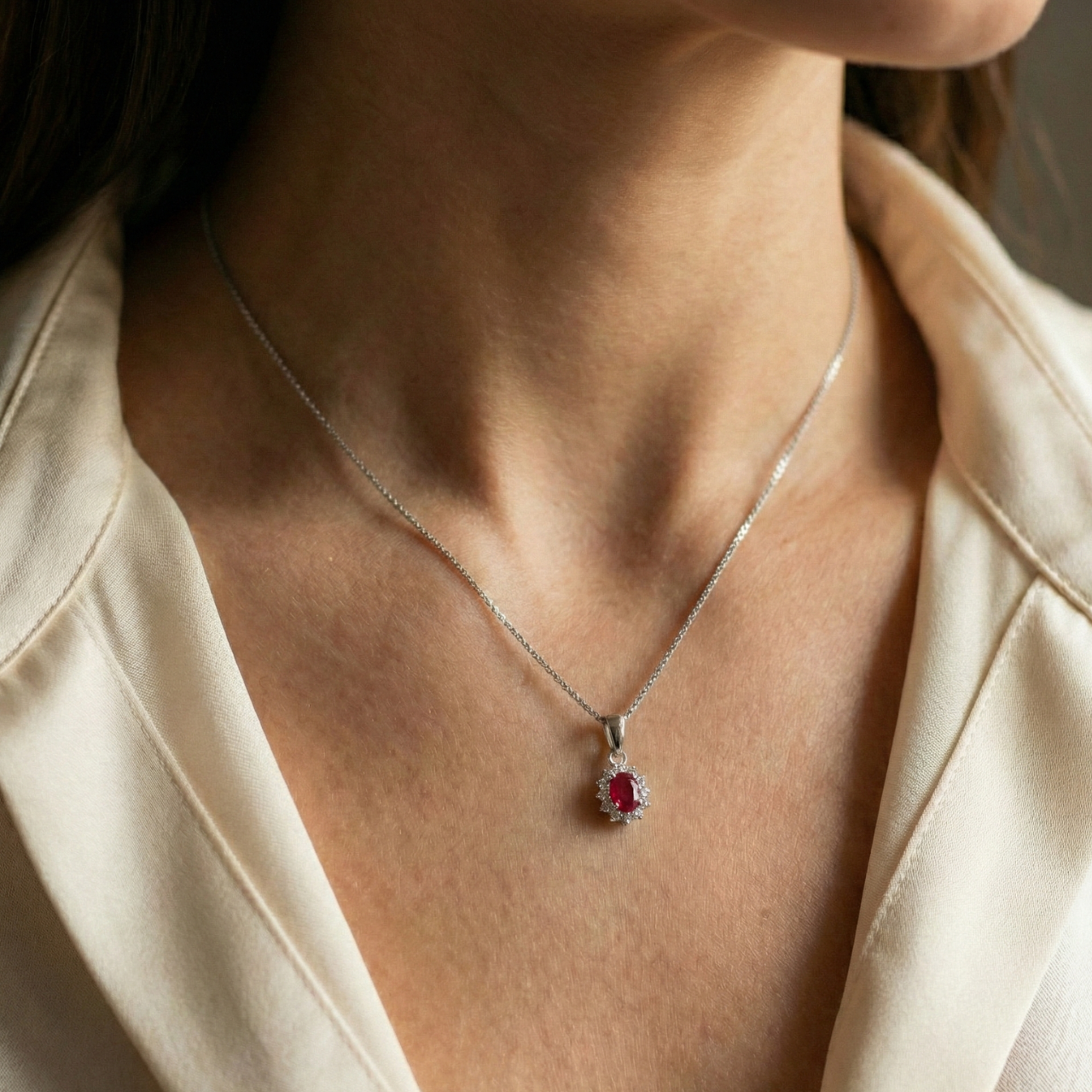 Collana in oro bianco con diamanti e rubino centrale_3