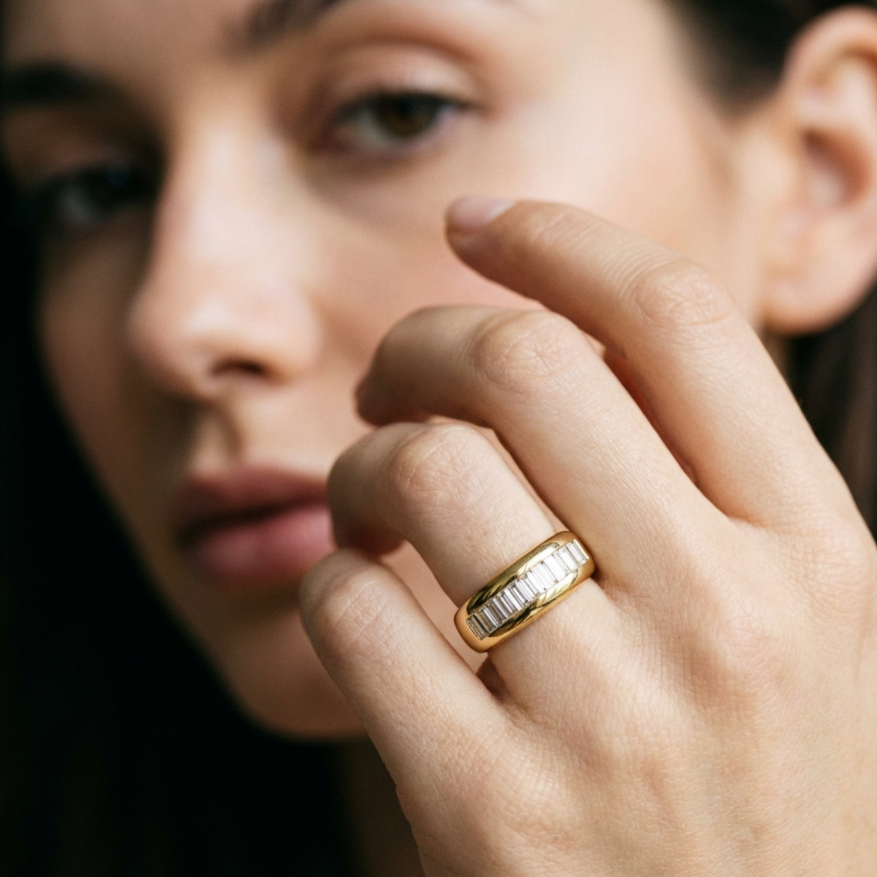 Anello in oro giallo con diamanti taglio baguette_3