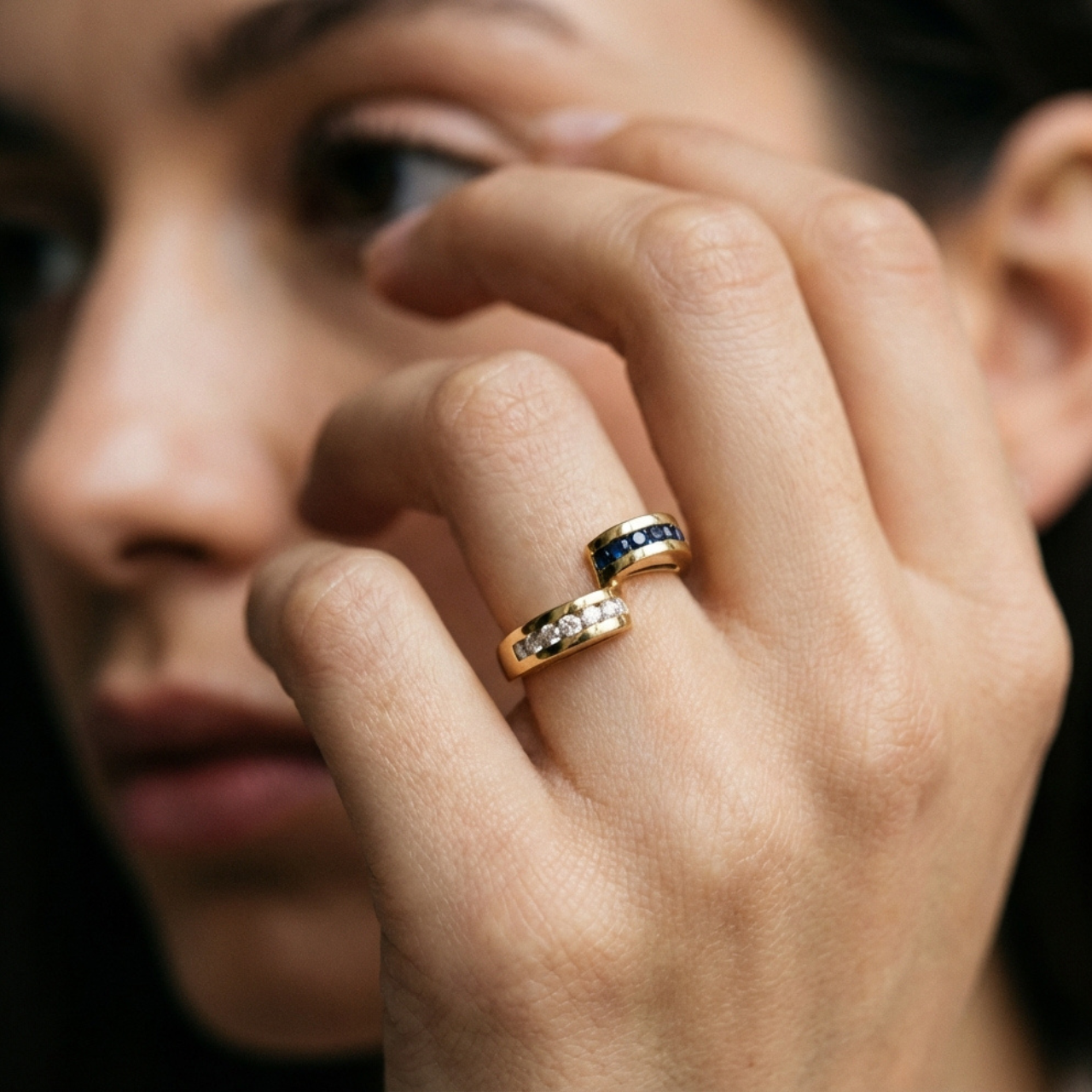 Anello in oro giallo fantasia con diamanti e zaffiri_4