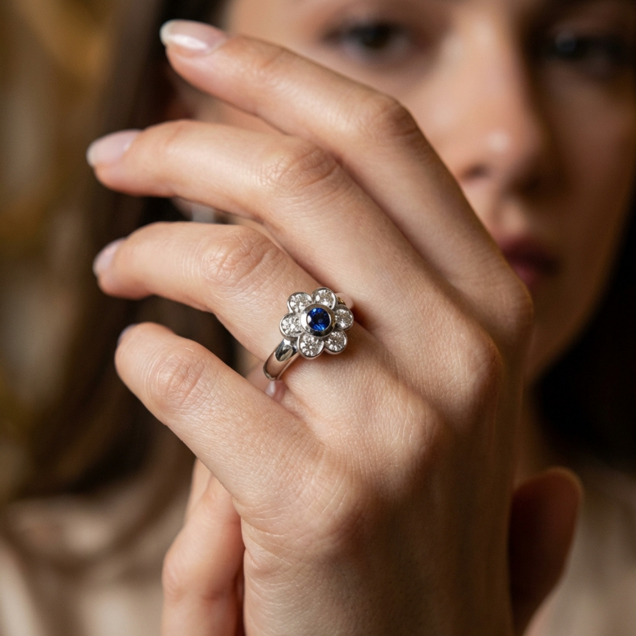 Anello oro bianco a fiore con zaffiro centrale e diamanti_3