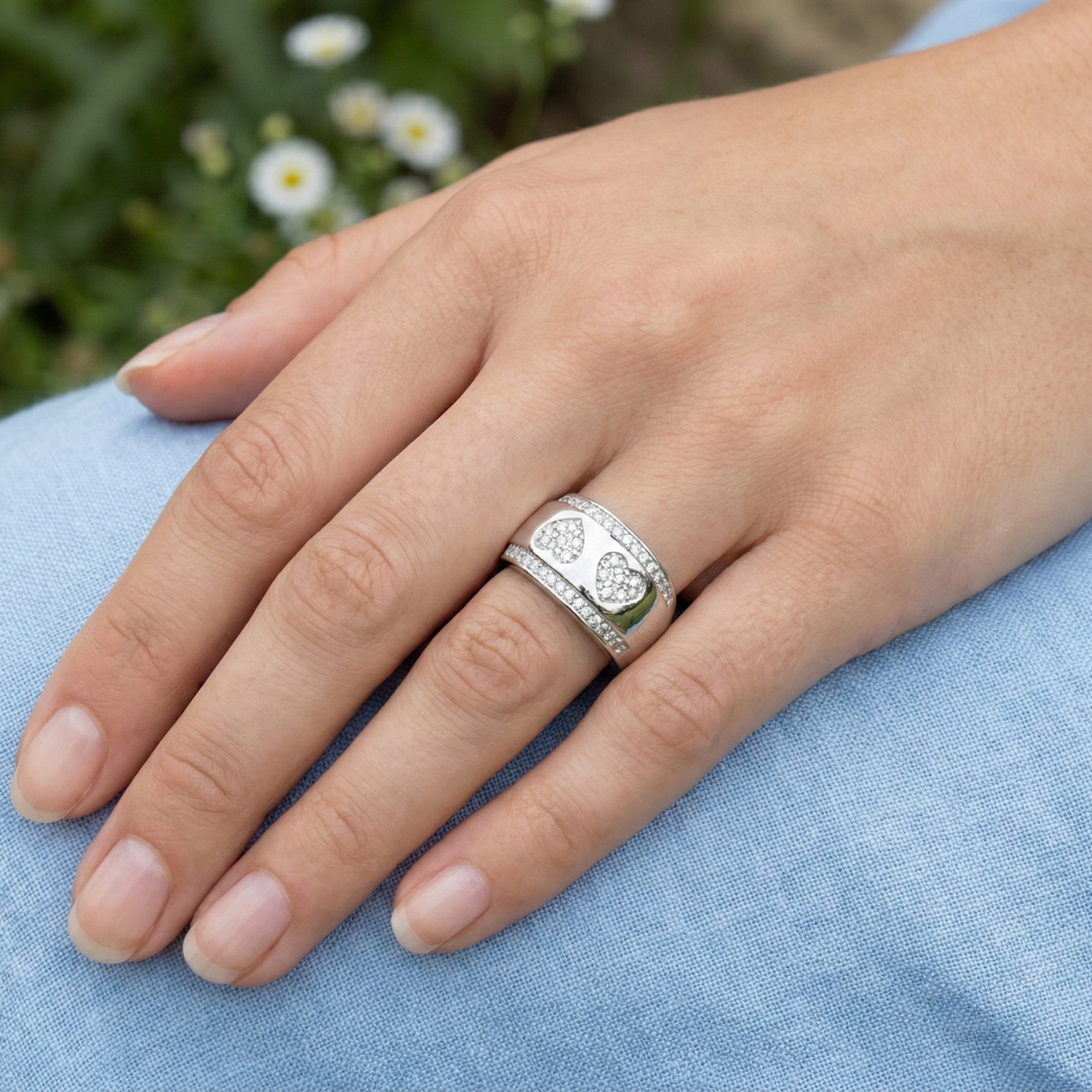 Anello oro bianco con cuori di zirconi_4