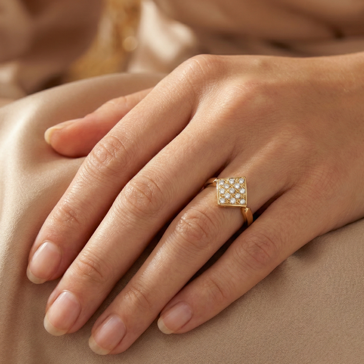 Anello oro giallo con rombo di diamanti naturali_4