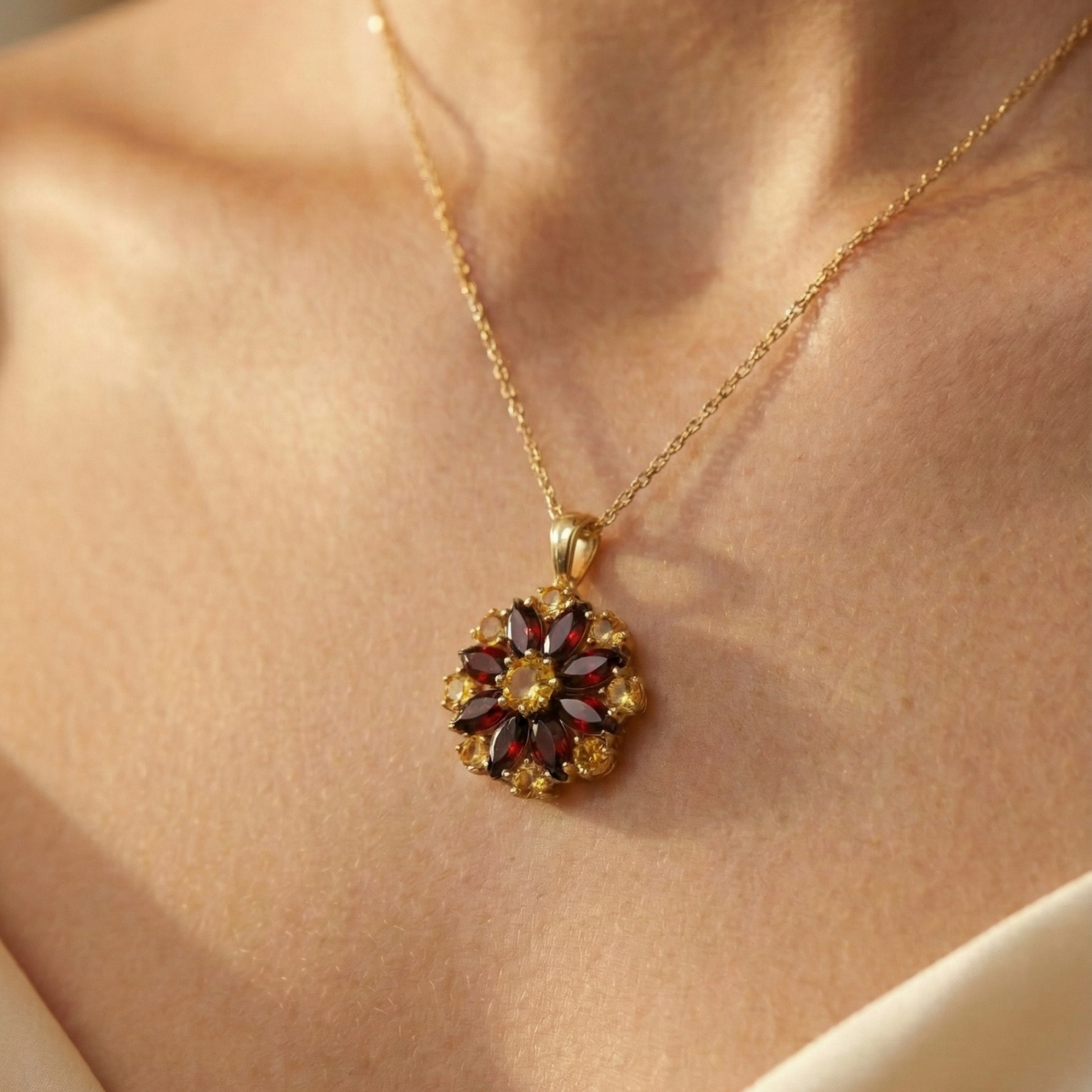 Ciondolo fiore oro giallo con quarzi gialli e rossi_3