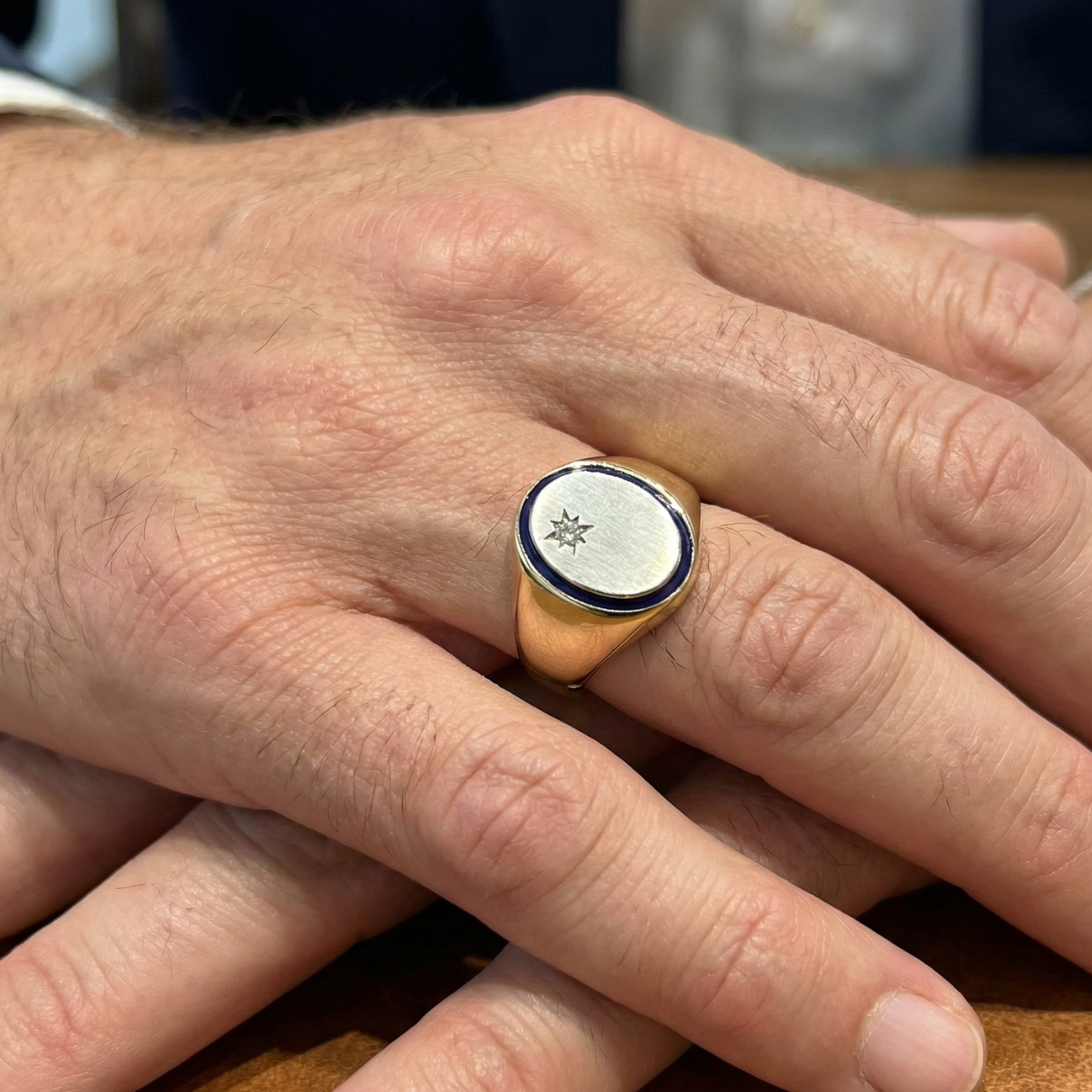 Anello sigillo oro giallo e bianco con diamante_4