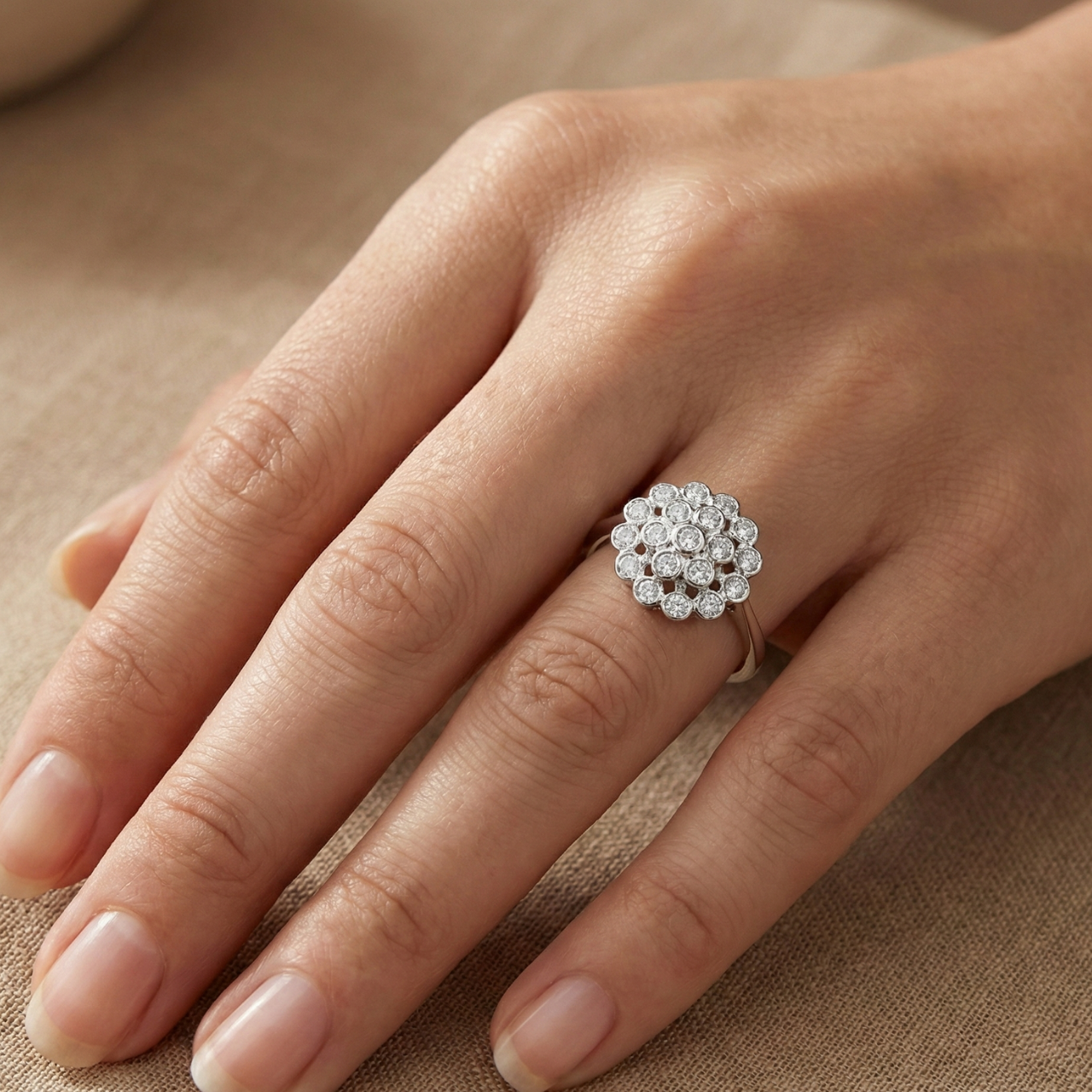 Anello oro bianco con fiore di diamanti_4