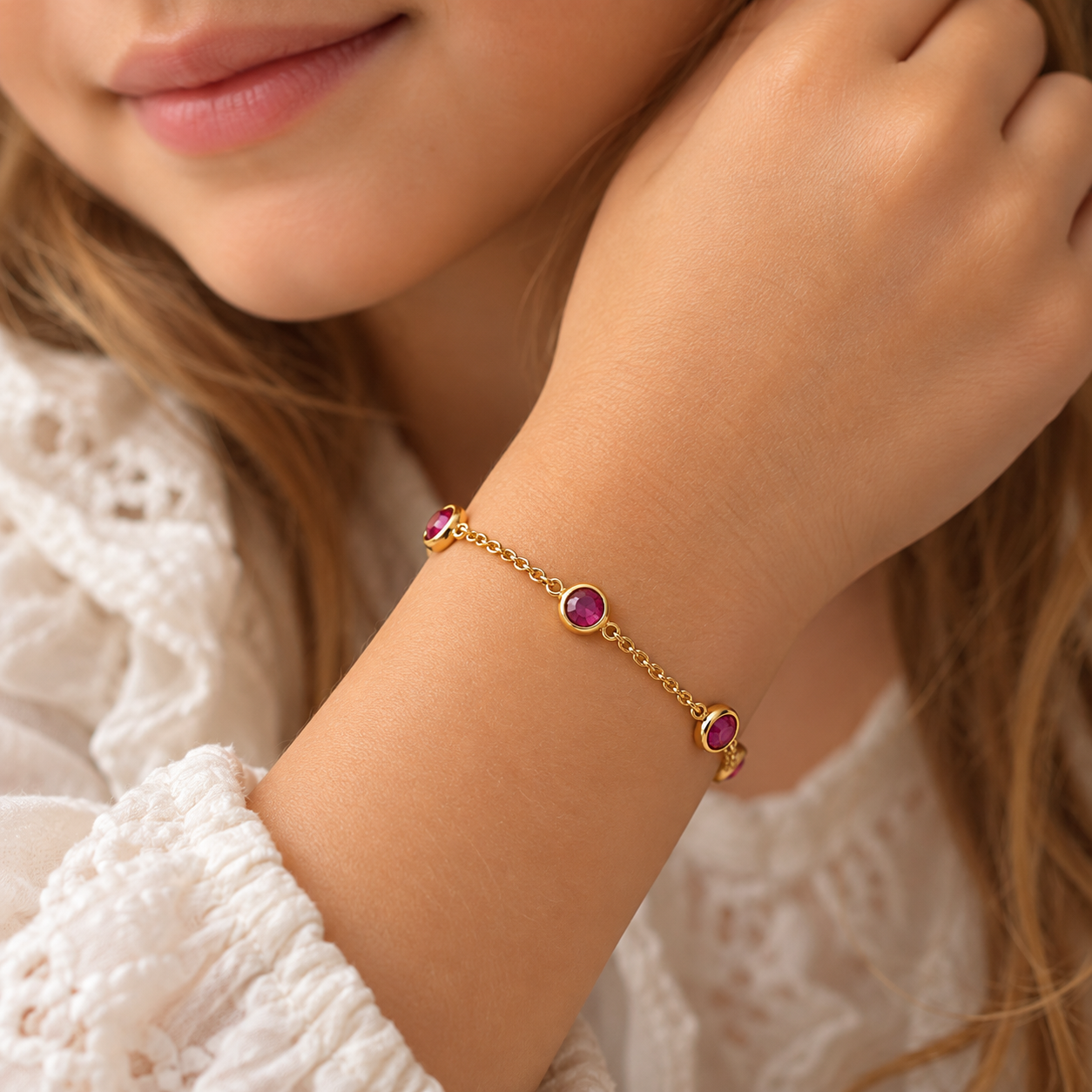 Bracciale in oro giallo con gemme rosse_3