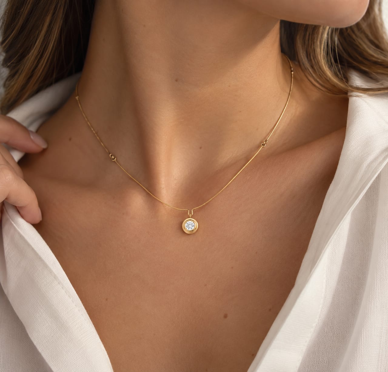 Collana semi rigida in oro giallo con ciodolo in diamante_3